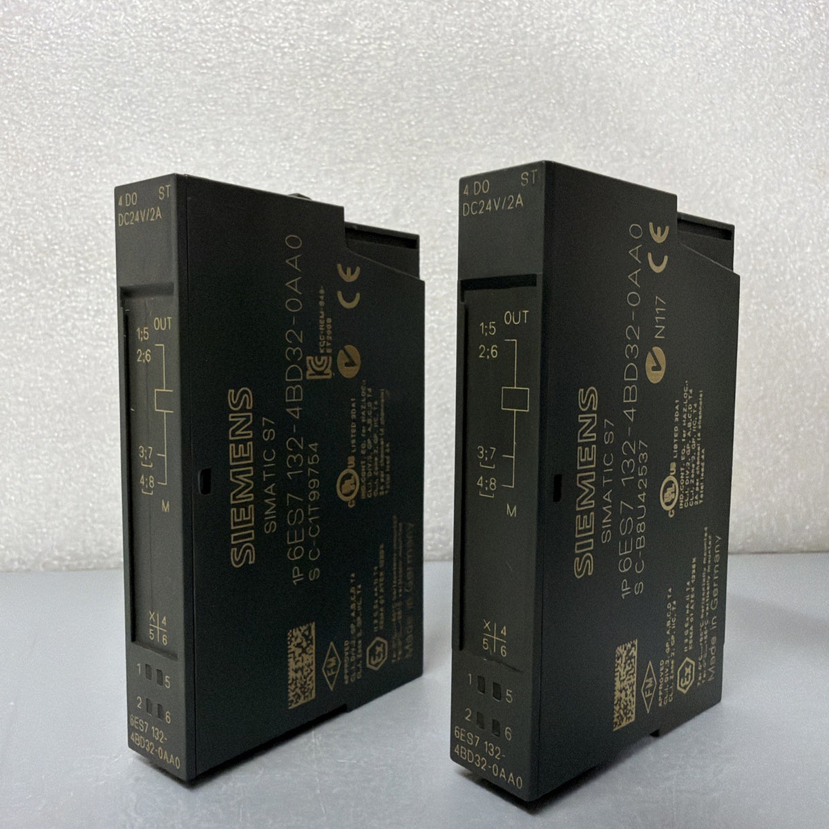 Siemens 6ES7132-4BD32-0AA0 ET 200S 4DO 24VDC 2A New Open Box (1.4.1B)