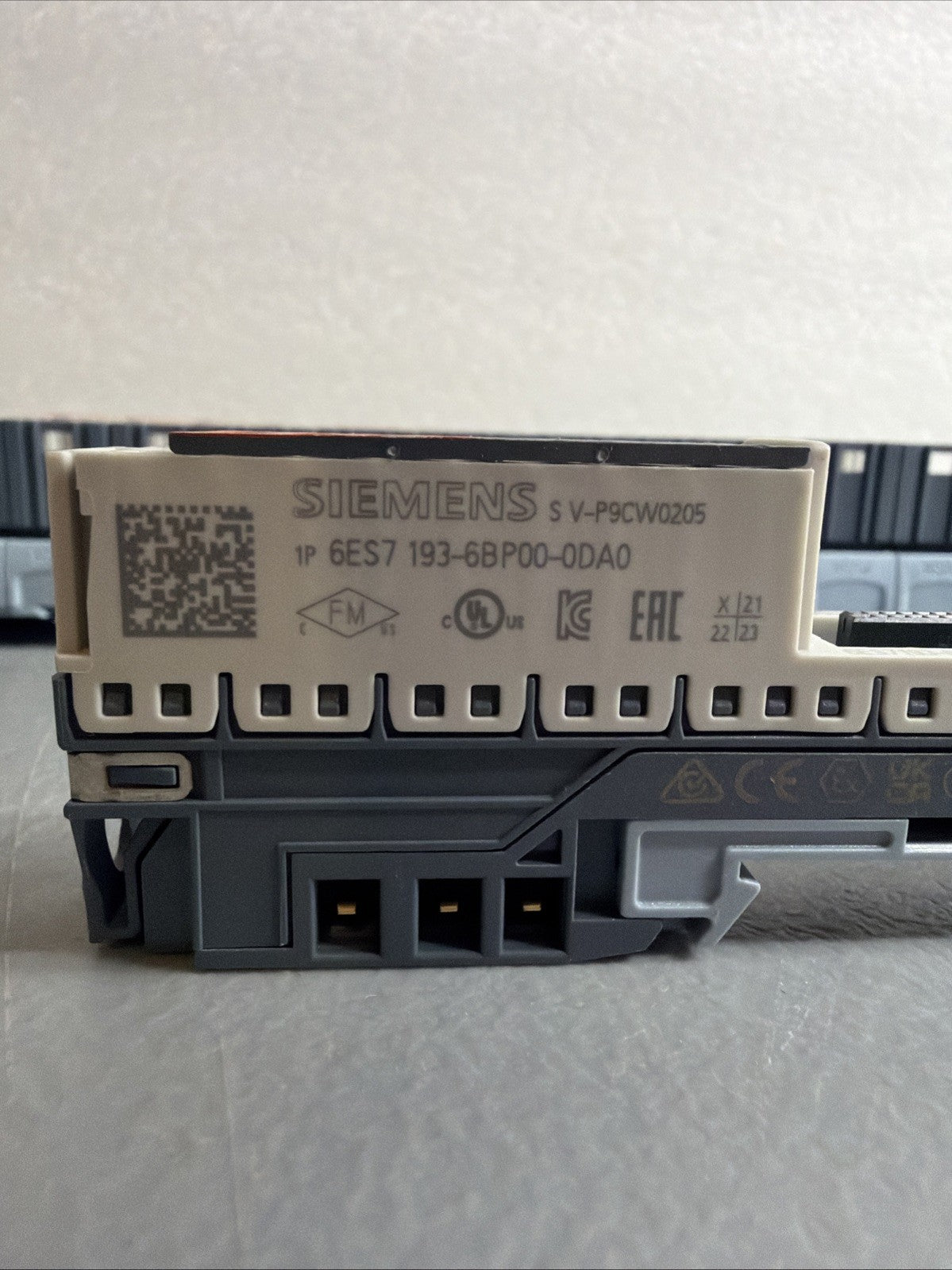 Siemens 6ES7193-6BP00-0DA0 SIMATIC ET 200SP BaseUnit New Open Box 1.3.1b