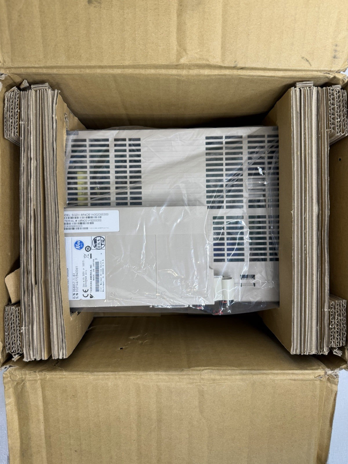 Yaskawa SGDV-8R4DE1A002000300 SERVOPACK Servo Drive w/ MP2600iec New in Box 123B