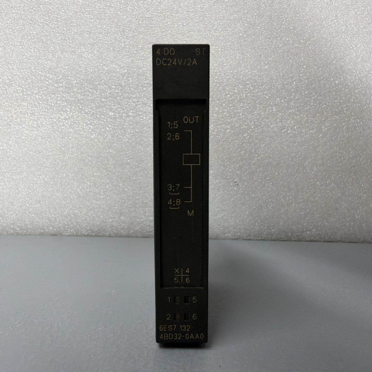 Siemens 6ES7132-4BD32-0AA0 ET 200S 4DO 24VDC 2A New Open Box (1.4.1B)