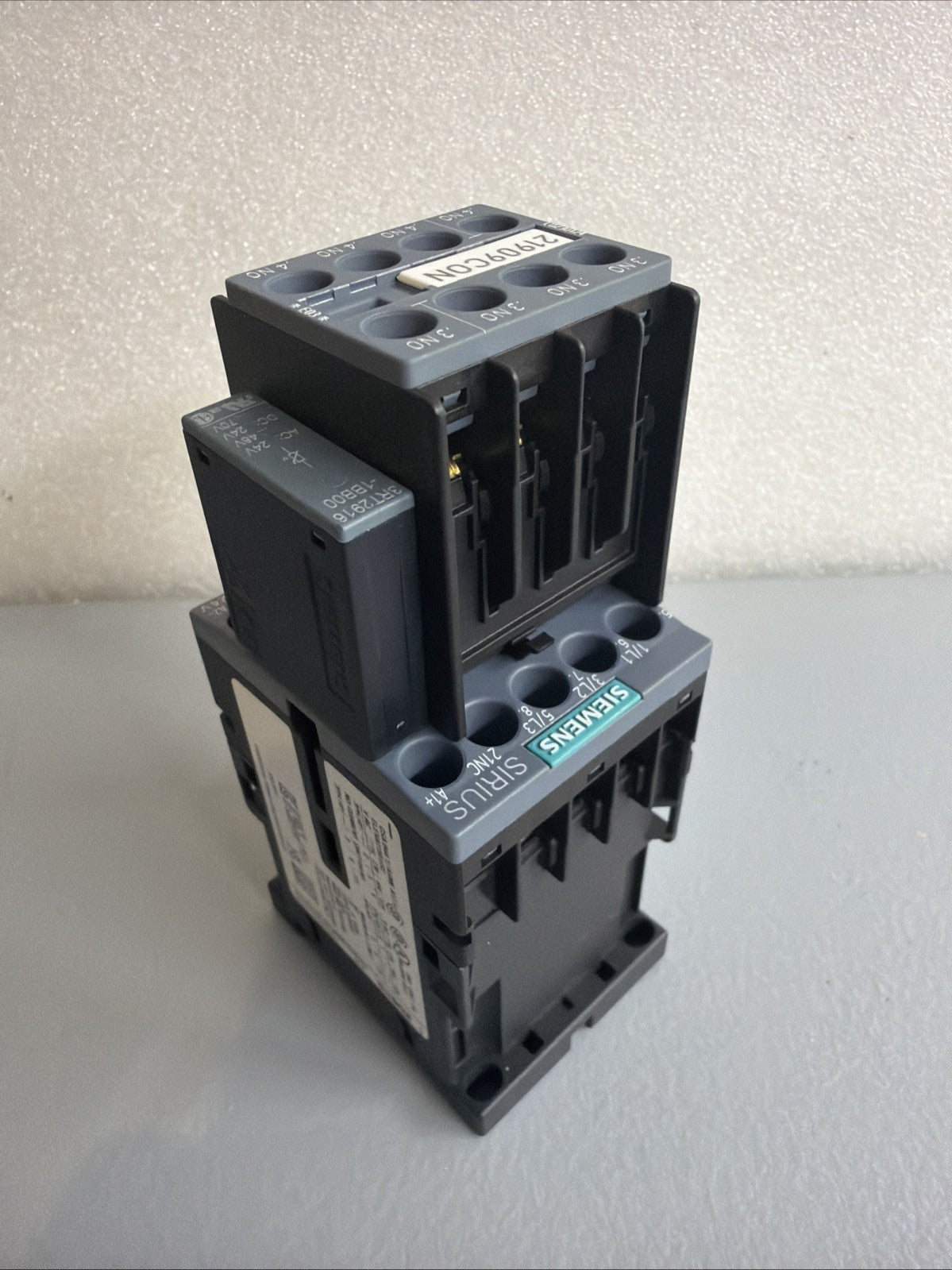 Siemens 3RT2016-1BB42 Contactor 24V DC w/ 3RH2911 3RT2916 New Open Box (1.4.3B)